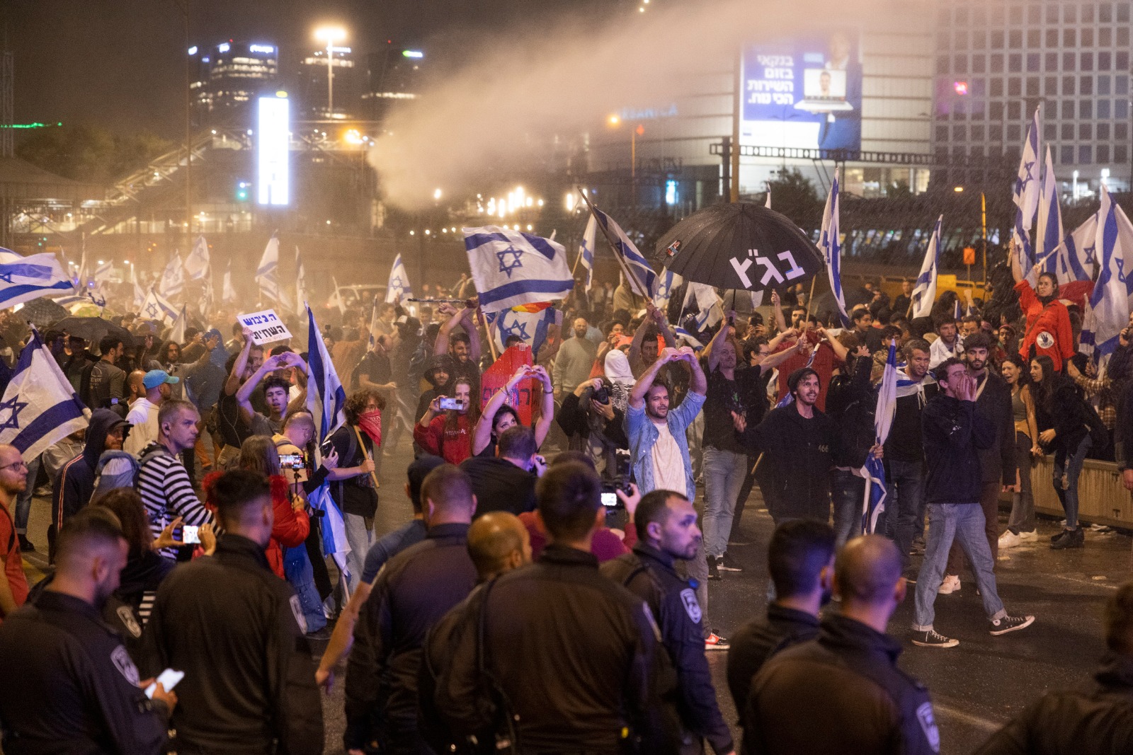 במכתזיות נגמרו המים. מפגינים באיילון, 25.3.2023 (צילום: אורן זיו)