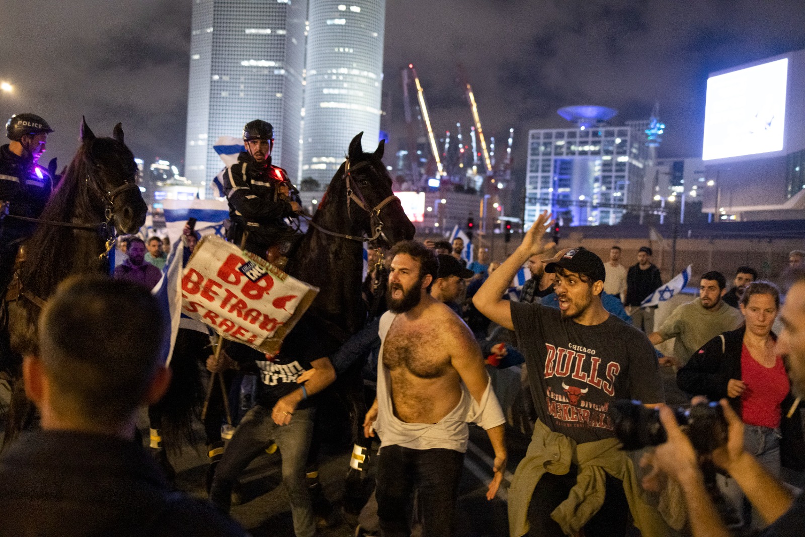 חסמו את האיילון בנקודות רבות. מפגינים באיילון 25.3.2023 (צילום: אורן זיו)