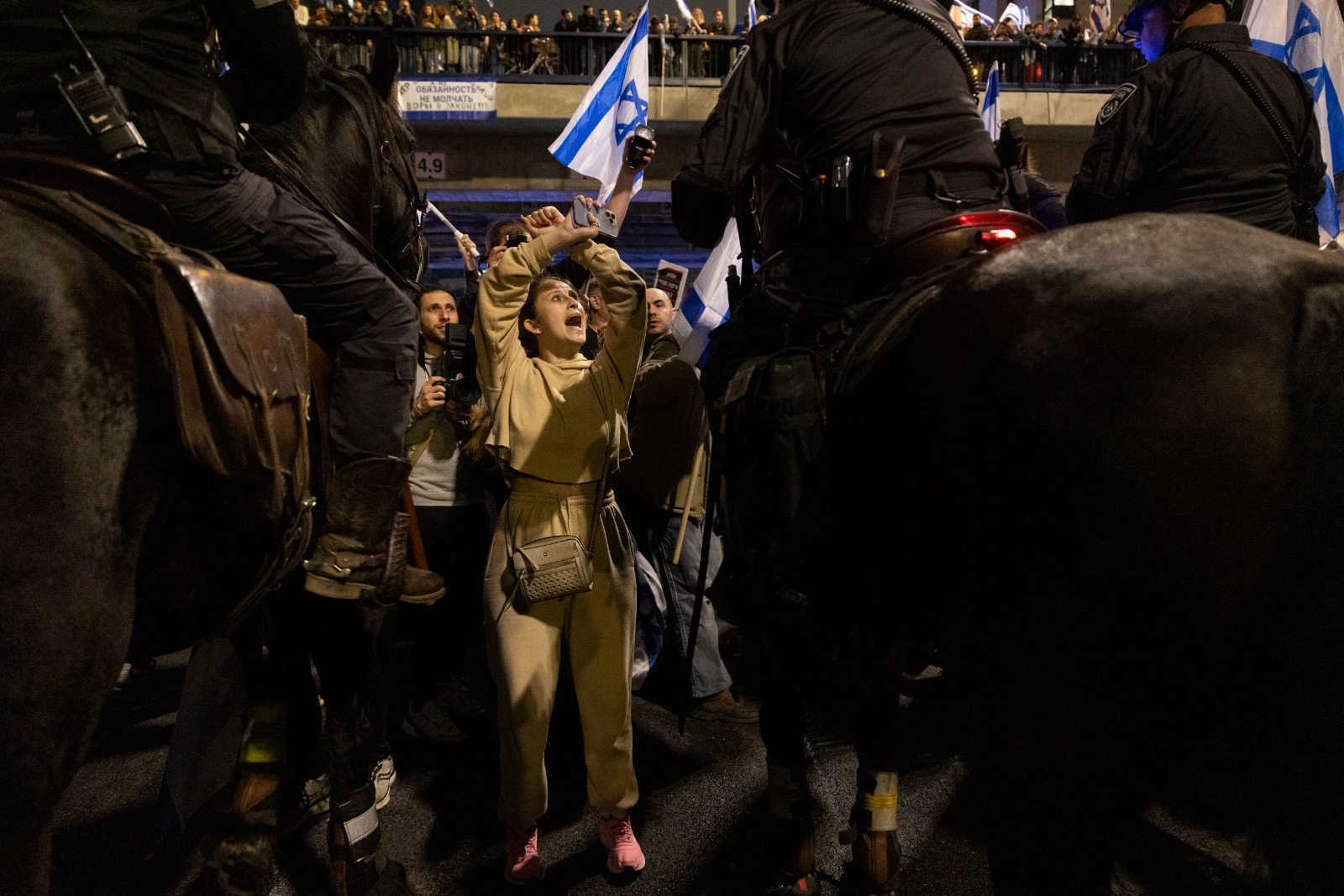 כשהשוטרים הסתערו עם סוסים לעבר המפגינים, המפגינים רדפו אחרי הסוסים. מפגינה על האיילון, 25.3.2023 (צילום: אורן זיו)