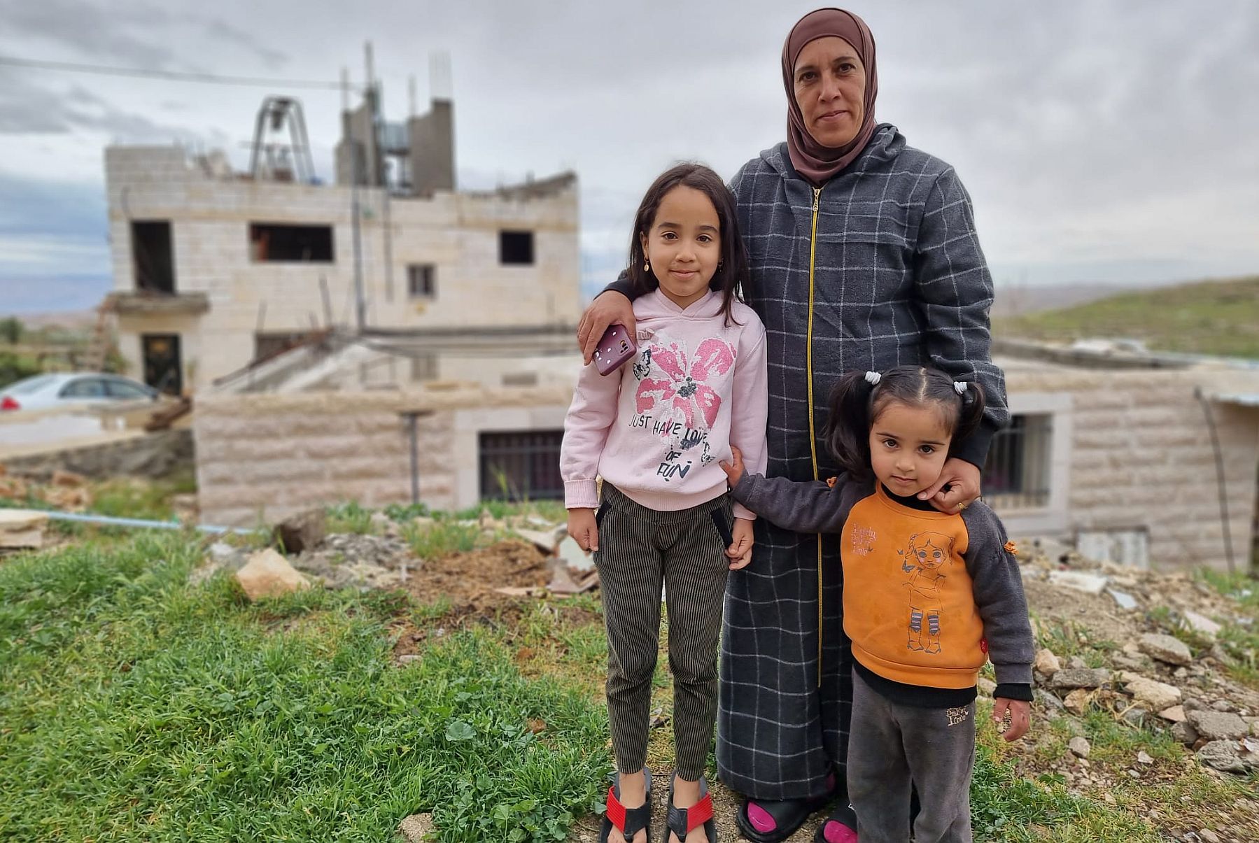"הצבא לא מאפשר לנו לבנות כמו שצריך". פאטמה אל-וחש מהכפר גי'ב א-דיב עם בנותיה (צילום: יובל אברהם) 