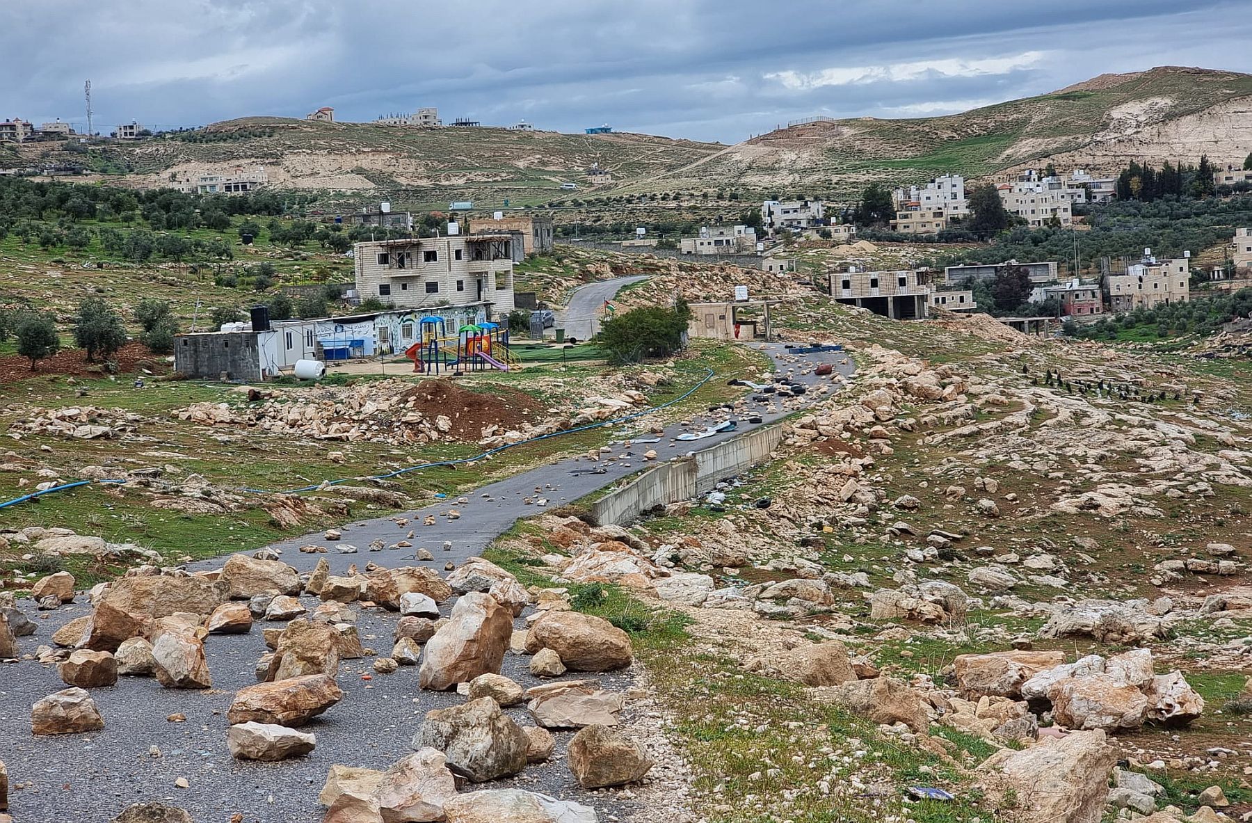 האווירה בכפר מתוחה. אבנים חוסמות את הדרך לבית הספר בג'יב א-דיב (צילום: יובל אברהם)