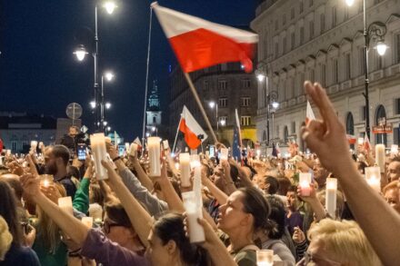 הונגריה הובילה, פולין למדה ממנה. מחאה בפולין נגד הפגיעה בבתי המשפט ב-2017 (צילום: גז'גוז' זוקובסקי CC BY-NC 2.0)