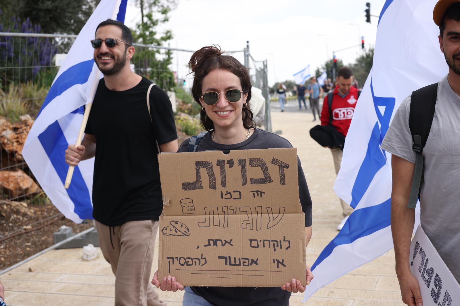תחושה של ניצחון. מפגינהנגד ההפיכה המשטרית אתמול בירושלים (צילום: אורן זיו)