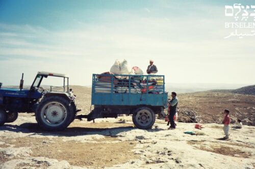 העמסנו את כל הרכוש שלנו על טרקטורים. הגירוש ממסאפר יטא ב-1999 (צילום: נסרין עליאן, בצלם)