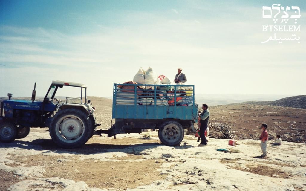העמסנו את כל הרכוש שלנו על טרקטורים. הגירוש ממסאפר יטא ב-1999 (צילום: נסרין עליאן, בצלם)