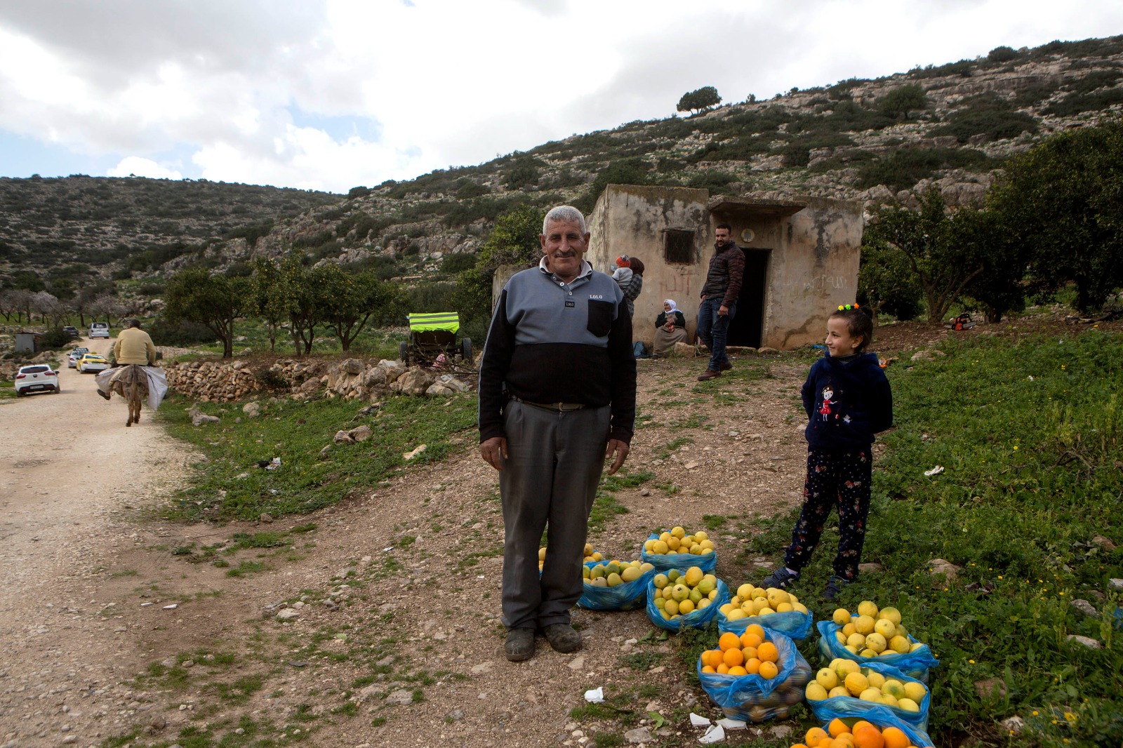 הפלסטינים עיצבו את הנוף במשך מאות שנים. משפחה פלסטינית בוואדי קנה (צילום: אן פק / אקטיבסטילס)