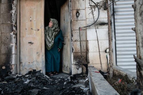 "נחנקתי מהגז שהחייל ירה". נוואל דומיידי בפתח ביתה (צילום: מתן גולן)