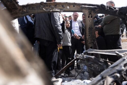 בחווארה מעריכים את הנזקים בחמישה מיליון שקלים. השליח האמריקאי האדי עמר בביקור בחווארה (צילום: אורן זיו)