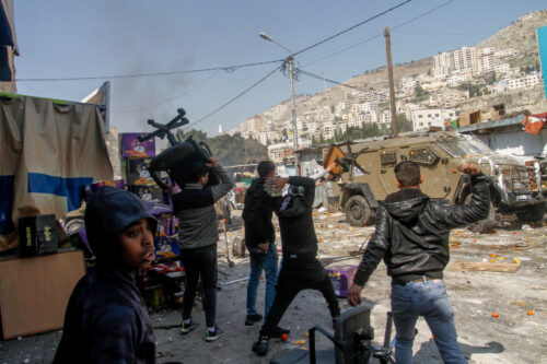 ההתרכזות במה שקרה בחווארה מעלימה את ההרג בשכם. פלסטינים בשכם מתעמתים עם הצבא, 22 בפברואר 2023 (צילום: נאסר שתייה / פלאש 90)