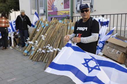 נועדו לשכנע את הציבור שהמחאה הזו היא לא שמאלנית. מרכיבים דגלי ישראל לקראת הפגנה ברחוב קפלן בתל אביב (צילום: אורן זיו)