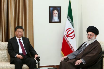 המנהיג העליון של איראן, עלי חמינאי, בפגישה עם נשיא סין, שי ג'ינפינג, ב-2016 (צילום: Khamenei.ir, CC BY 4.0)