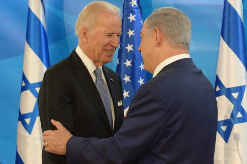 כלל לא ברור אם מדינות כמו ארה"ב, גרמניה או בריטניה באמת מעוניינות בסיום הסכסוך הישראלי-פלסטיני. בנימין נתניהו וג'ו ביידן, ב-9 במרץ 2016 (צילום: עמוס בן גרשום / לע"מ) המציאות מסובכת הרבה יותר מסרטי קיטש אמריקאיים. בנימין נתניהו וג'ו ביידן, ב-9 במרץ 2016 (צילום: עמוס בן גרשום / לע"מ)