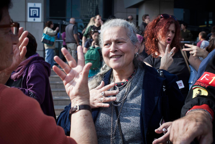 מחאה נגד הדרת אוכלוסיית החירשים. הפגנה של ארגונים למען זכויות לקויי שמיעה בתל אביב, 2012 (צילום: טלי מאייר / פלאש 90) 
