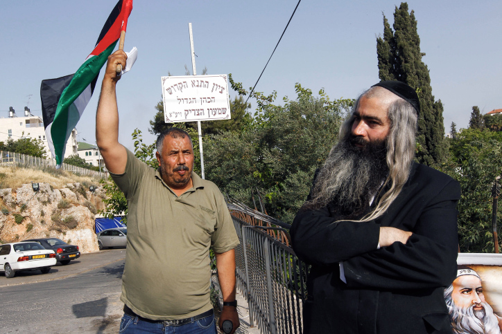 הותקף על ידי שוטרים כי נשא דגל פלסטין. הפעיל מוחמד אבו חומוס בשייח' גראח (צילום: פלאש 90)