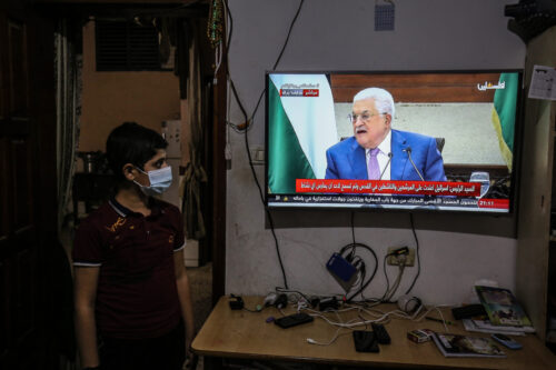 פלסטינים צופים בנאום של נשיא הרשות הפלסטינית, מחמוד עבאס, ב-29 באפריל 2021 (צילום: עבד רחים חטיב / פלאש90)