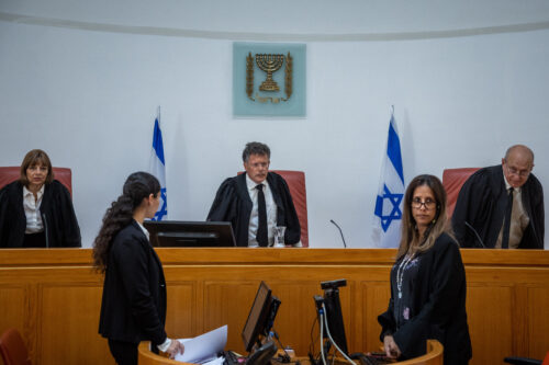 שופטי בית המשפט העליון יצחק עמית (במרכז), יעל וילנר ואלכס שטיין, בעתירה נגד החלטת שר הביטחון יואב גלנט לאסור כניסה של פלסטינים לטקס יום הזיכרון המשותף, ב-23 באפריל 2023 (יונתן זינדל / פלאש90)
