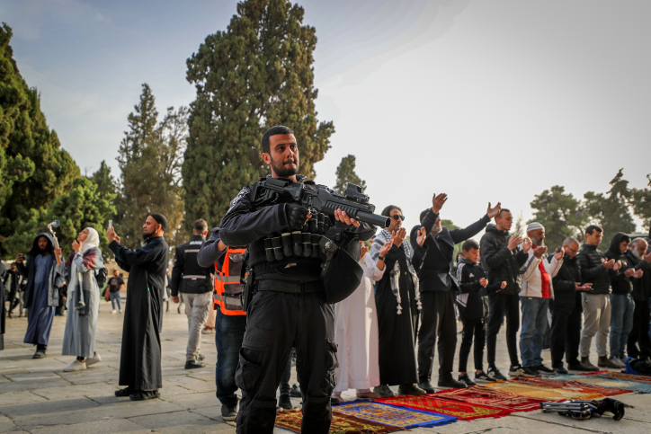 לא נותנים לוואקף לנהל את העניינים. שוטר מול מתפללים באל אקצא, אפריל 2023 (צילום: ג'מאל עווד / פלאש 90)