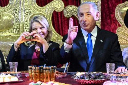 משרתים בחצר המלכות של הימין הפשיסטי ועושים הון פוליטי מהמאבק המזרחי. בנימין ושרה נתניהו מתארחים במימונה בחדרה, 12 באפריל 2023 (צילום: רמי שלוש / פלאש 90)