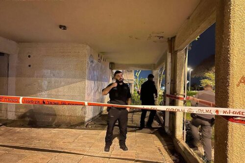 זירת הרצח של אדיסי אלבנה בקרית אתא (צילום: דוברות המשטרה)