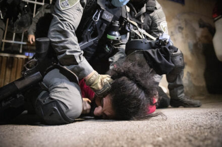 אלימות קשה נגד מפגינים, מעצרי שווא, התנכלות לפעילים פוליטים. שוטר מג"ב עוצר צעיר פלסטיני בשייח' ג'ראח, מאי 2021 (צילום: אורן זיו)