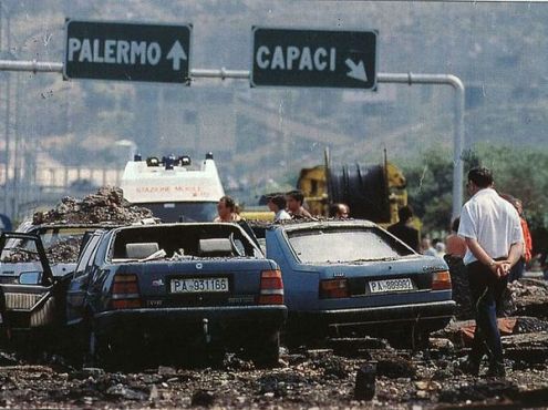 המאפיה שירתה את בעלי האדמות. הפיגוע בפלרמו שבו נרצחו חוקר המאפיה ג'ובני פלקונה והמלווים שלו ב-1982 (צילום: ויקימדיה)