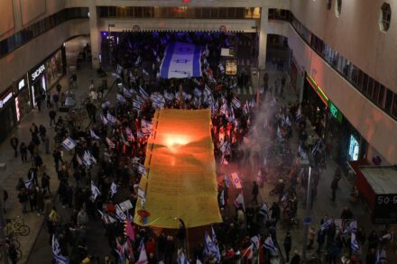 חיוני לשאול מה היה מצבם האמיתי של "בני העם הערבי תושבי מדינת ישראל" בתקופה שבה הוכרזה הצהרת העצמאות. מפגינים נגד ההפיכה המשטרית נושאים את מגילת העצמאות (צילום: אורן זיו)