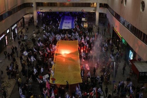 אם מגילת העצמאות אינה מקור סמכות, מה יש במקומה? מפגינים נגד ההפיכה המשטרית נושאים את מגילת העצמאות (צילום: אורן זיו) חיוני לשאול מה היה מצבם האמיתי של "בני העם הערבי תושבי מדינת ישראל" בתקופה שבה הוכרזה הצהרת העצמאות. מפגינים נגד ההפיכה המשטרית נושאים את מגילת העצמאות (צילום: אורן זיו)