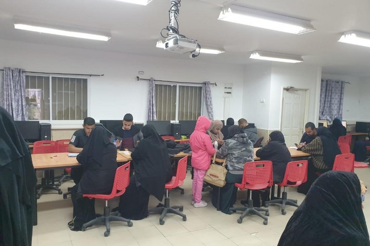 מתנדבים מסייעים למשפחות בכפרים הלא מוכרים למלא את טפסי משרד הפנים (חיסן אבו קווידר)