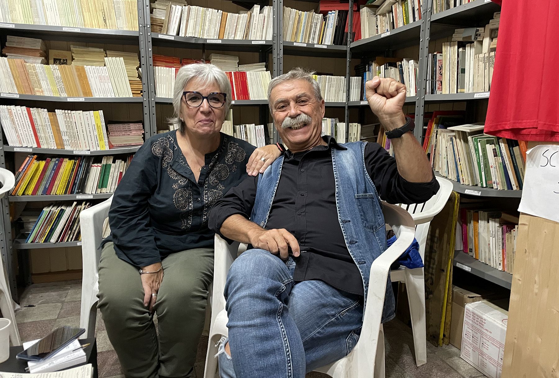 50 שנה של מאבק. פיפו ולטיציה בהוצאת הספרים האנרכיסטית שהם מנהלים (צילום: מתן מוריסון)