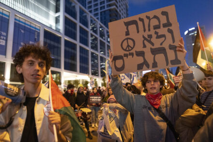 חברים מבית ספר באו והניפו דגל פלסטין. צעירים בגוש נגד כיבוש ברחוב קפלן בתל אביב (צילום: אורן זיו)