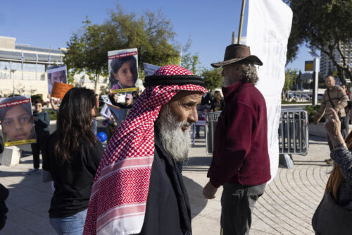 העובדה שהאולם היה מלא הוכיחה שלא מדובר בעניין של תכנון ובנייה. הפגנה מחוץ לבית המשפט העליון במהלך דיון על ח'אן אל אחמר, 1.5.2023 (צילום: אורן זיו)