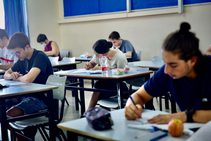 מבחני פיז"ה חשובים, אבל הם לא יכולים לשמש כאינדיקציה לצמיחה כלכלית. נבחנים לבגרות בבית ספר בתל אביב. למצולמים אין קשר לכתבה (צילום: אבשלום ששוני / פלאש 90)