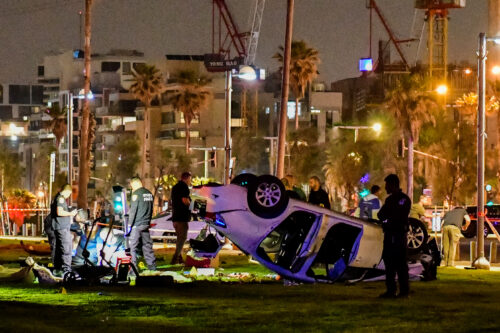 מכוניתו ההפוכה של יוסף אבו ג'באר בטיילת בתל אביב, אחרי אירוע הדריסה שבו נהרג התייר האיטלקי, ב-7 באפריל 2023 (צילום: אבשלום ששוני / פלאש90)
