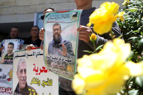 מחאה אחרי מותו של שובת הרעב, ח'אדר עדנאן, מול משרדי הצלב האדום בחברון, ב-4 במאי 2023 (צילום: ויסאם השלמון / פלאש90)