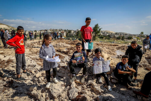 ילדים ליד הריסות בית הספר בג'יב אל-דיב בגדה המערבית, ב-7 במאי 2023 (צילום: פלאש90)