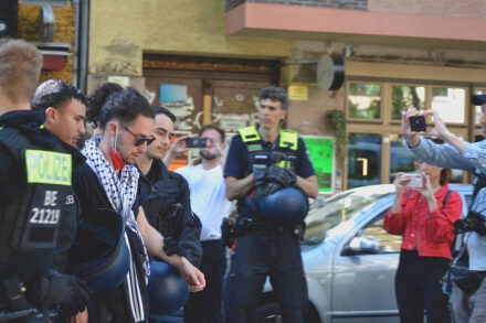 משטרת ברלין עוצרת מפגין פלסטיני באירוע לציון יום הנכבה (צילום: @thequestionislysh)