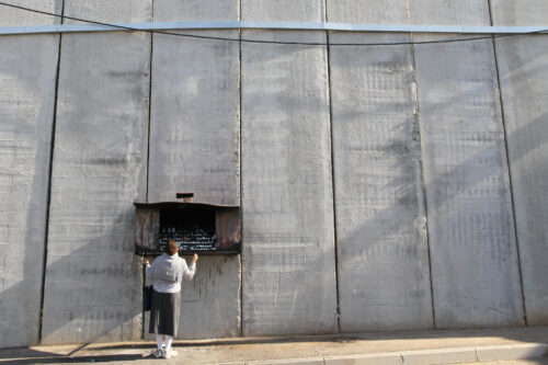 שכם ובית לחם הן לא פחות "ארץ ישראל" מרמת השרון או רעננה. אישה מדליקה נר נשמה מחוץ לקבר רחל המוקף בחומת ההפרדה. 27 בספטמבר 2011 (צילום: נתי שוחט / פלאש 90) שכם ובית לחם הן לא פחות "ארץ ישראל" מרמת השרון או רעננה. אישה מדליקה נר נשמה מחוץ לקבר רחל המוקף בחומת ההפרדה. 27 בספטמבר 2011 (צילום: נתי שוחט / פלאש 90)
