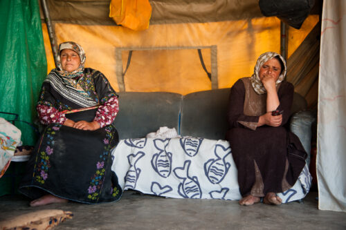 נשים בכפר ח'ירבת א-תבאן במסאפר יטא, המיועד להריסה (צילום: ריאן רודריק ביילר)