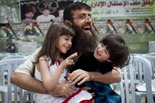 חאדר עדנאן יושב עם משפחתו יום לאחר שחררור מהכלא הישראלי לאחר 67 ימי שביתת רעב, באפריל 2012 (צילום: אורן זיו)