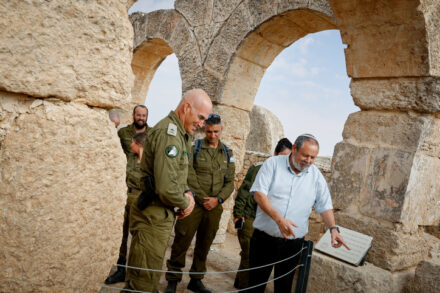 ארכיאולוגים בעולם מתנגדים לחפירות בשטח כבוש. ראש מועצת דרום הר חברון יוחאי דמרי באתר העתיקות בסוסיא, דצמבר 2021 (צילום: גרשון אלינסון / פלאש 90)