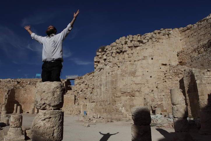 ישראל חופרת בגדה המערבית. מתפלל באתר העתיקות בהרודיון (צילום: יעקב נאומי / פלאש 90)