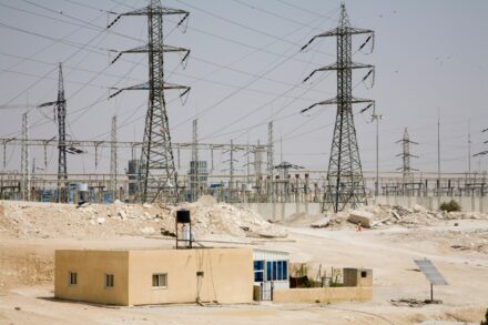 מקבלים חשמל מפאנלים סולאריים ומגנרטורים, לא מרשת החשמל הארצית. בית בוואדי אל-נעם בנגב, 2008 (צילום: אקטיבסטילס)