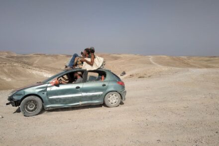 אי אפשר להבדיל בין נערי גבעות לחיילים. מתנחלים ליד בסיס פעילות של "ספר המדבר" ברוג'ום אל-נאקה. למצולמים אין קשר למעשים המתוארים בכתבה (צילום: דרור אטקס)