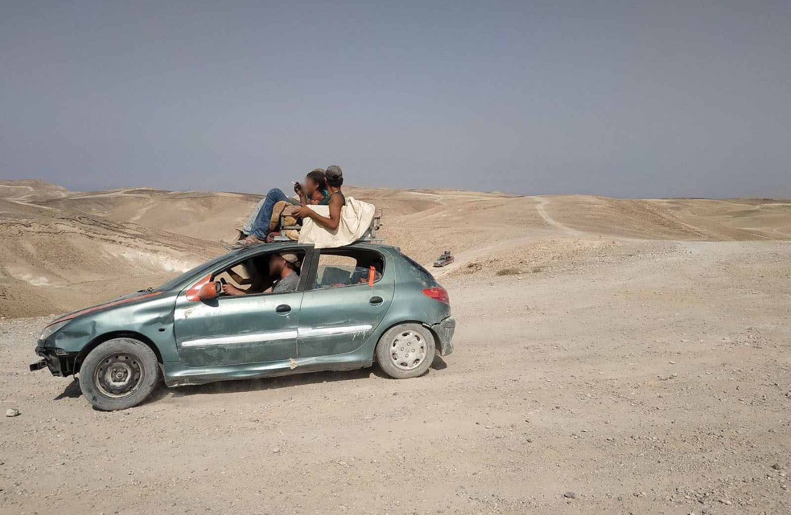 אי אפשר להבדיל בין נערי גבעות לחיילים. מתנחלים ליד בסיס פעילות של "ספר המדבר" ברוג'ום אל-נאקה (צילום: דרור אטקס)