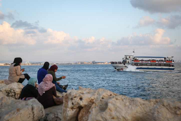 עוזבים את העיר העתיקה, לא את עכו. נשים בנמל עכו, 2018 (צילום: דוד כהן / פלאש 90) 