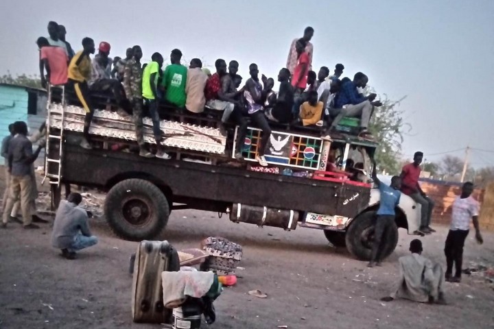 כשמוציאים משאית לכיוון הגבול עם דרום-סודאן, הדוחק גובר ככל שמתקדמת הדרך בשל רבבות המבקשים להימלט אל מעבר לגבול. משאית חילוץ (באדיבות ארגון Become)