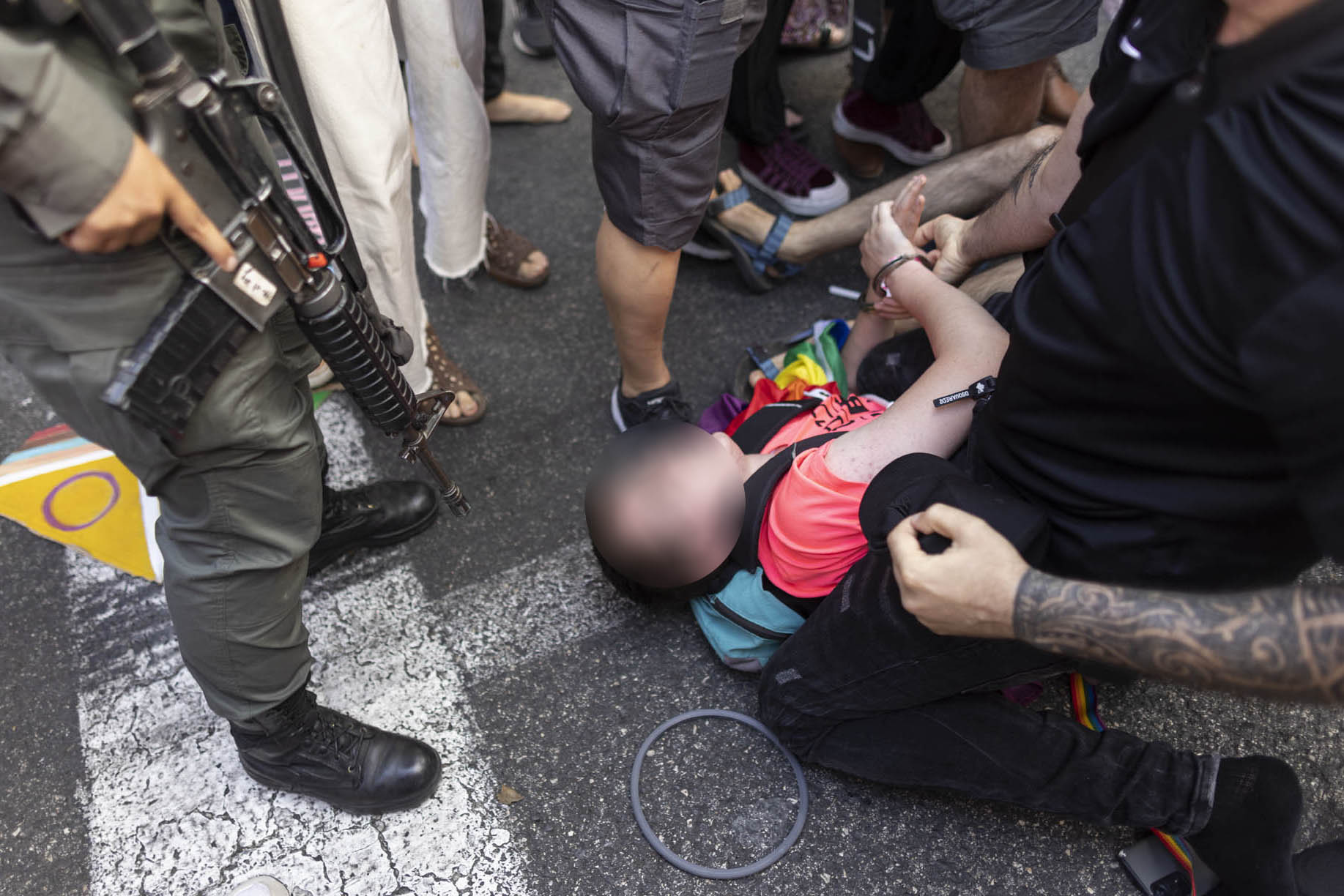מצער של מפגין בגוש נגד הכיבוס במצעד הגאווה בחיפה, 15 ביוני 2023 (צילום: אורן זיו)