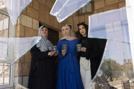 ההתנחלויות מקבלות תמיכה מאמריקה, אנחנו בנינו הכל לבד. אולפת עבד אל עזיז, עם בנותיה, נור ואמל, בביתן שהותקף בתורמוס עיא (צילום: אורן זיו)