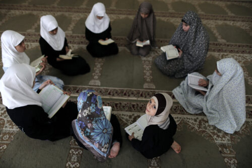 נערות בעזה קוראות בקוראן, ב-2013 (צילום: ויסאם נאסר / פלאש90)