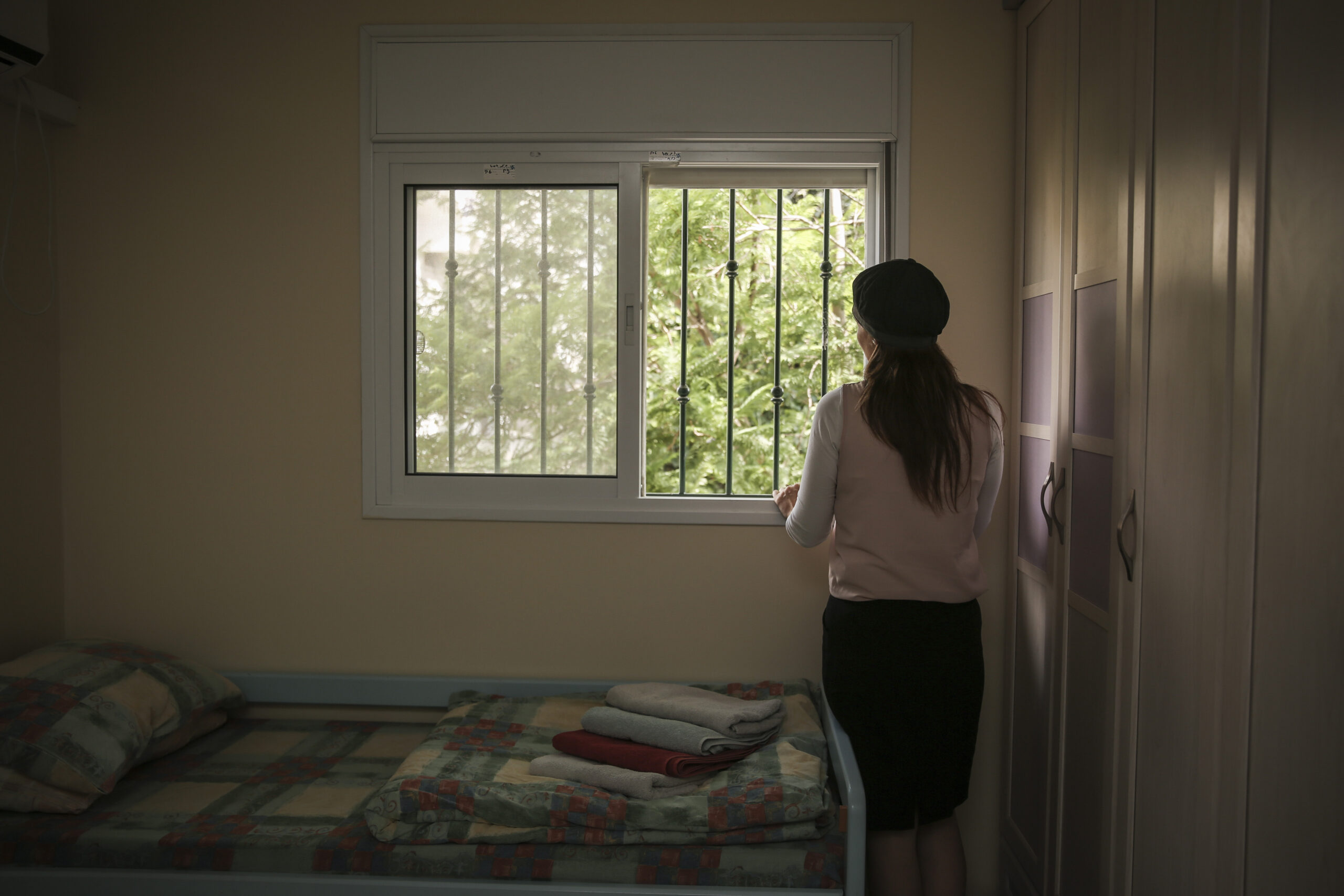 אישה במקלט לנשים מוכות (צילום: הדס פרוש / פלאש90)